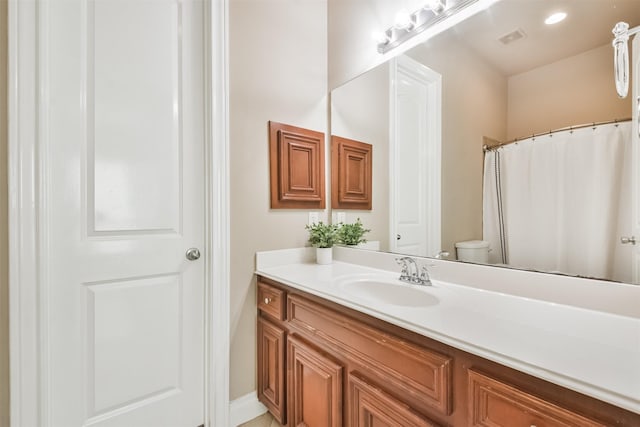 bathroom featuring a shower with curtain, vanity, and toilet