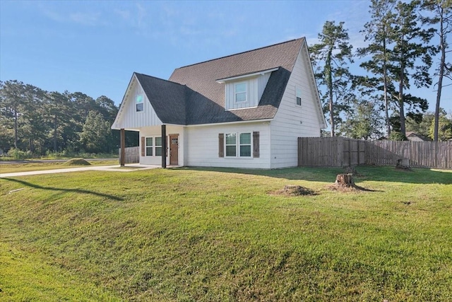 view of front of house with a front lawn