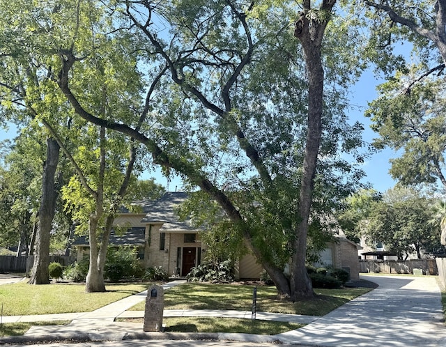 view of front of property featuring a front lawn