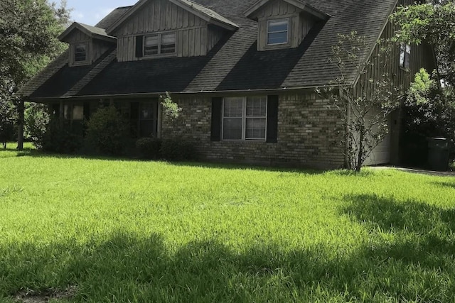 new england style home featuring a front lawn