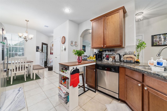 kitchen with backsplash, sink, decorative light fixtures, dishwasher, and a chandelier