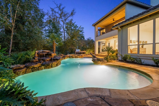 view of pool featuring an in ground hot tub and pool water feature