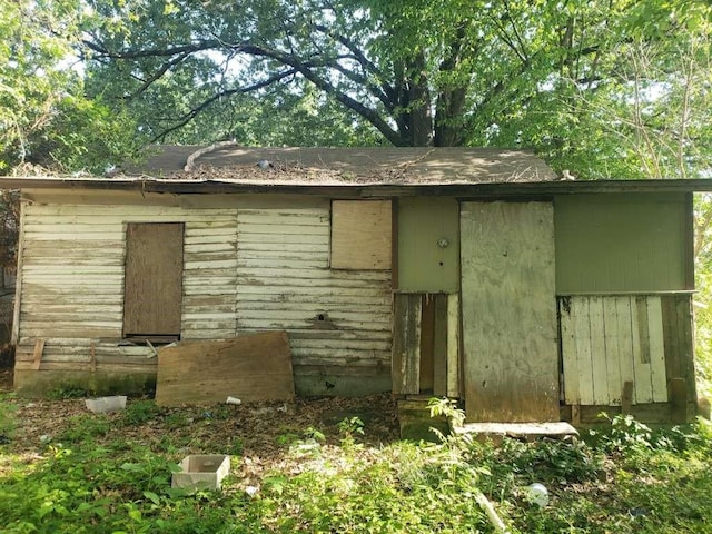 view of outbuilding