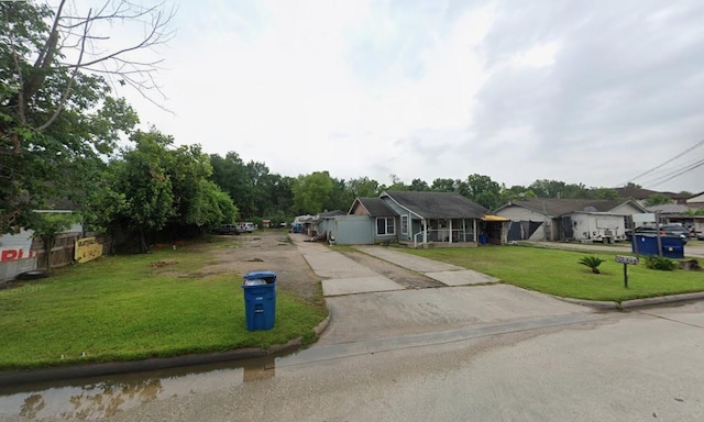 view of front of house featuring a front lawn