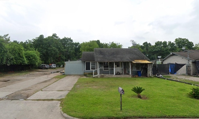 view of front of home with covered porch and a front lawn