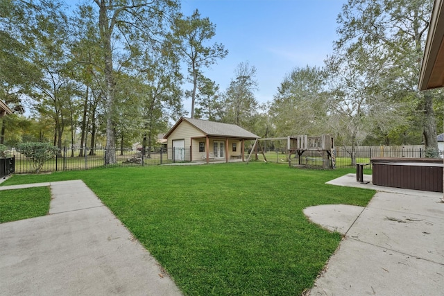 view of yard with a hot tub