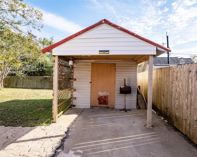 view of outdoor structure with a yard