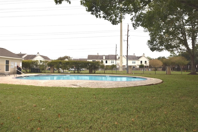 view of swimming pool featuring a yard