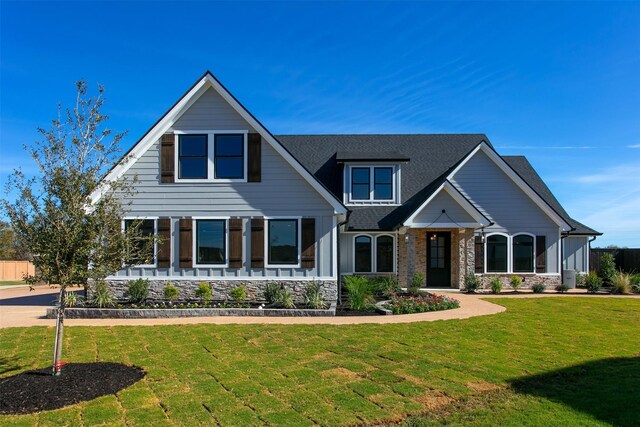 craftsman inspired home featuring a front yard and covered porch