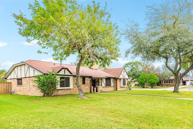 view of front of home featuring a front yard