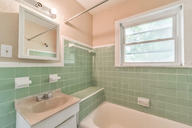 bathroom with vanity and tiled shower / bath