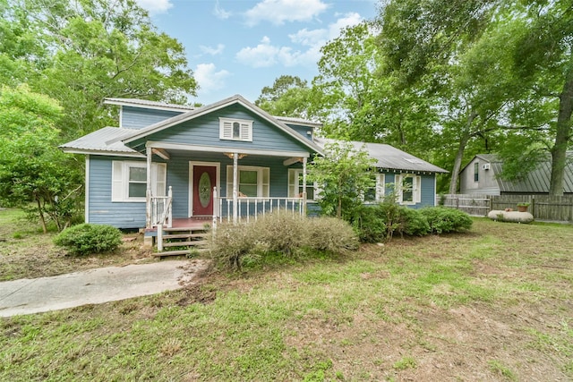 view of front of property featuring a front yard