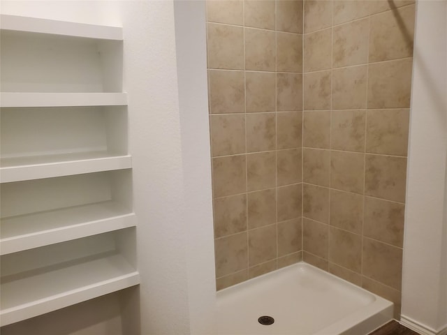 bathroom featuring tiled shower