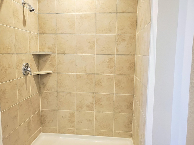 bathroom featuring tiled shower