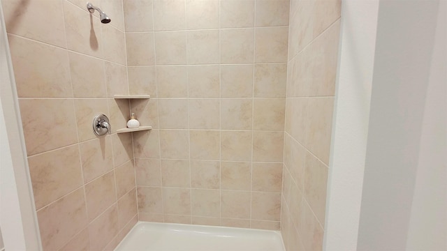 bathroom featuring tiled shower