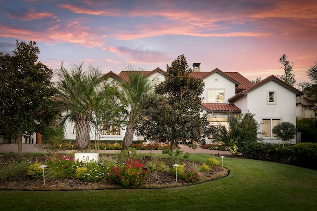 view of yard at dusk