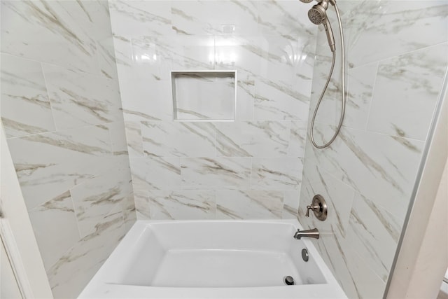 bathroom featuring tiled shower / bath