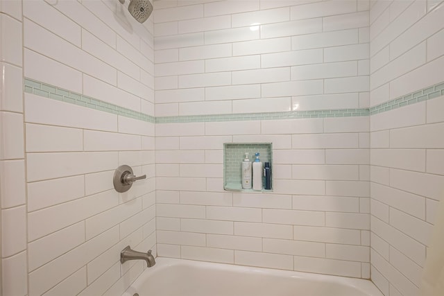 bathroom with tiled shower / bath