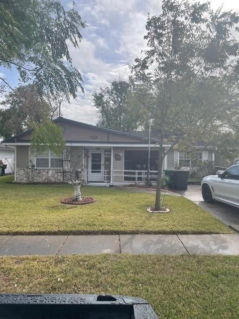 view of front of home featuring a front lawn