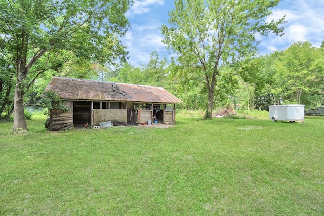 view of yard with an outdoor structure