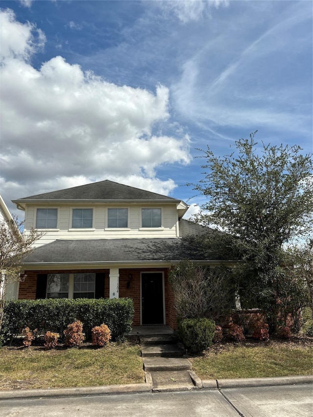 view of front facade featuring a front lawn