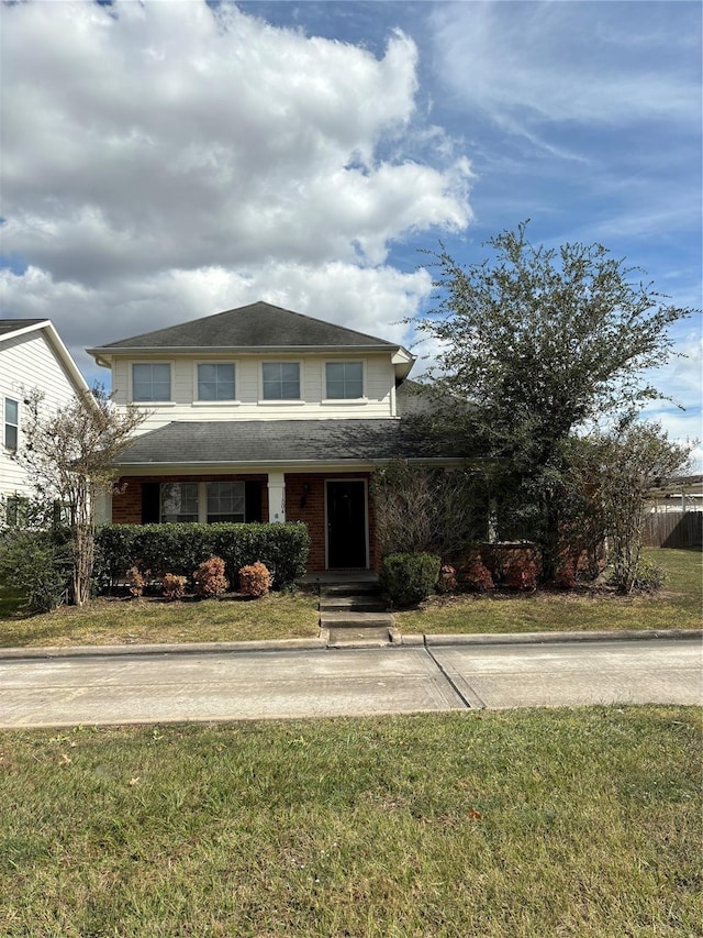 view of front of property featuring a front lawn