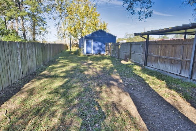 view of yard featuring a shed