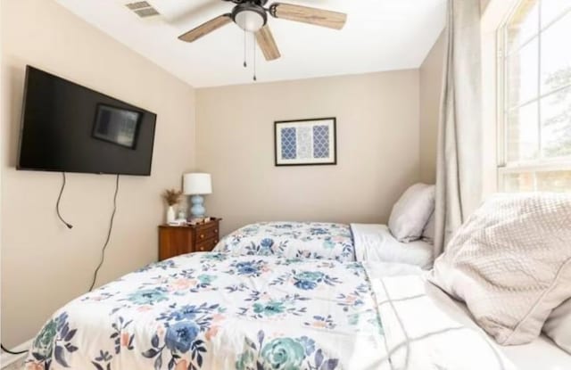 bedroom with ceiling fan