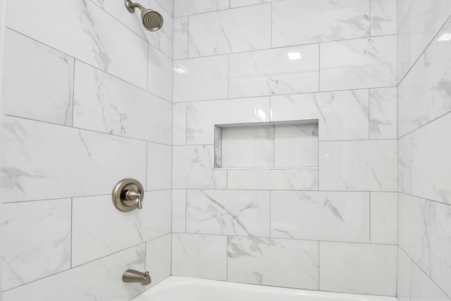 bathroom featuring tiled shower / bath