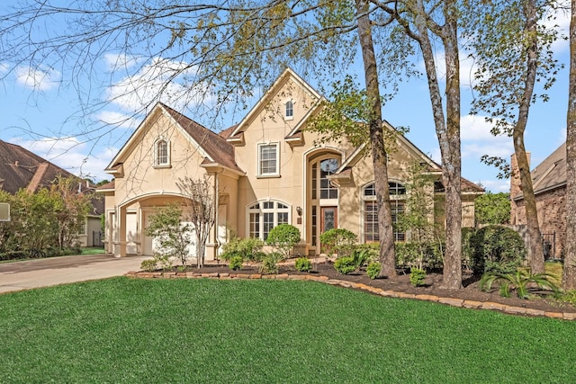 view of front facade featuring a front lawn