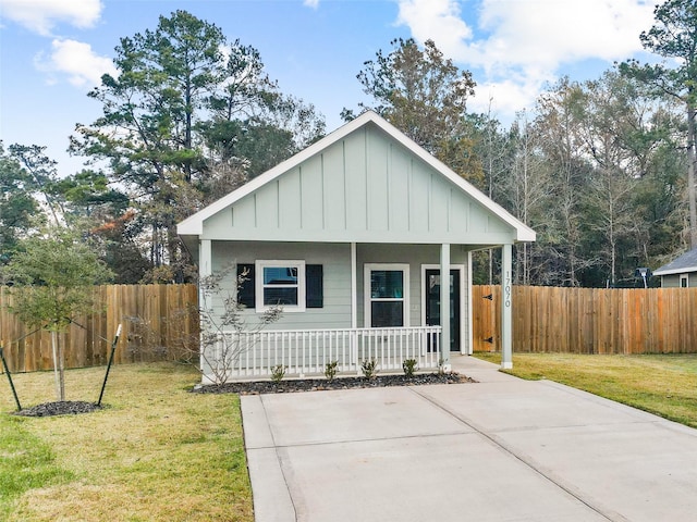 view of front of property featuring covered porch and a front lawn