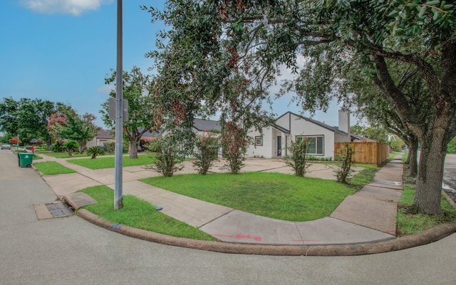 view of front of house featuring a front yard