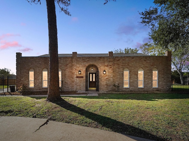 view of front facade featuring a yard