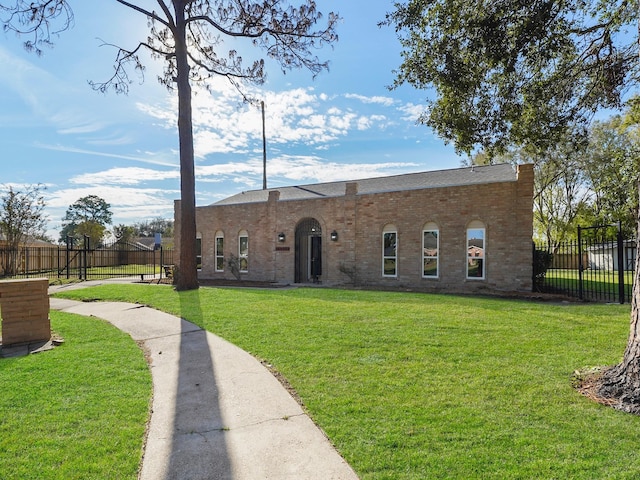 view of front of home featuring a front lawn