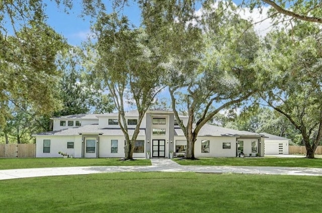 view of front of home featuring a front yard