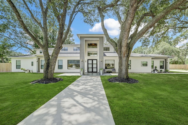 view of front facade featuring a front lawn