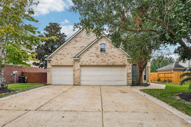 front facade featuring a front yard