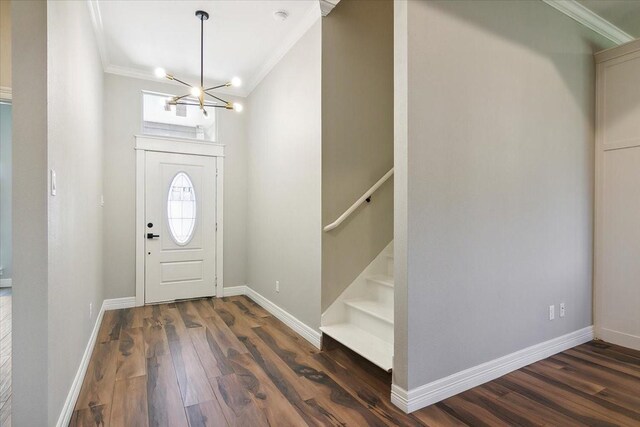 foyer featuring a chandelier, dark hardwood / wood-style flooring, and ornamental molding
