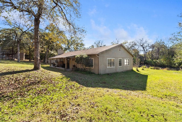 view of side of property featuring a lawn