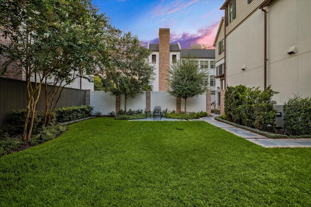 view of yard at dusk