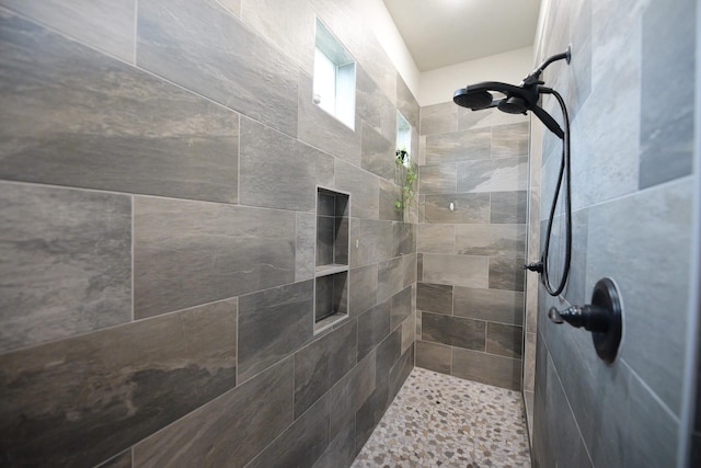 bathroom featuring a tile shower