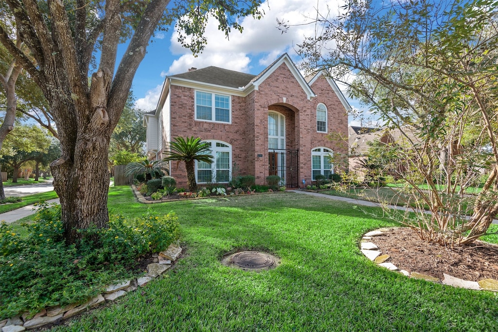 view of front of home featuring a front yard