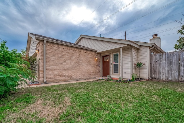 view of front of home featuring a front lawn