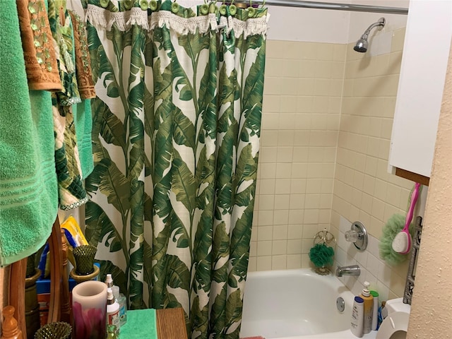 bathroom with shower / tub combo with curtain