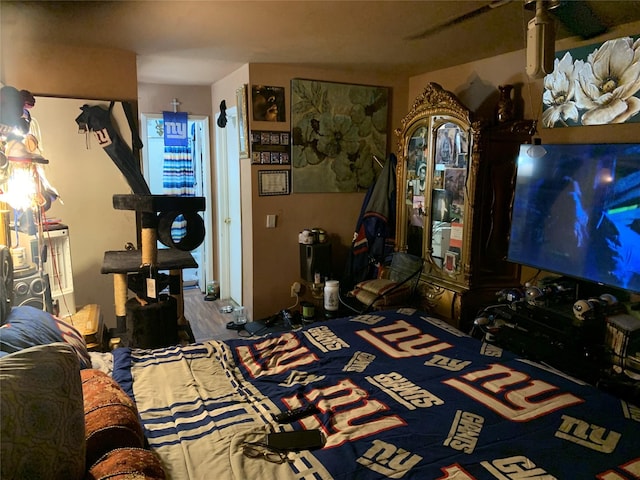 bedroom featuring ceiling fan