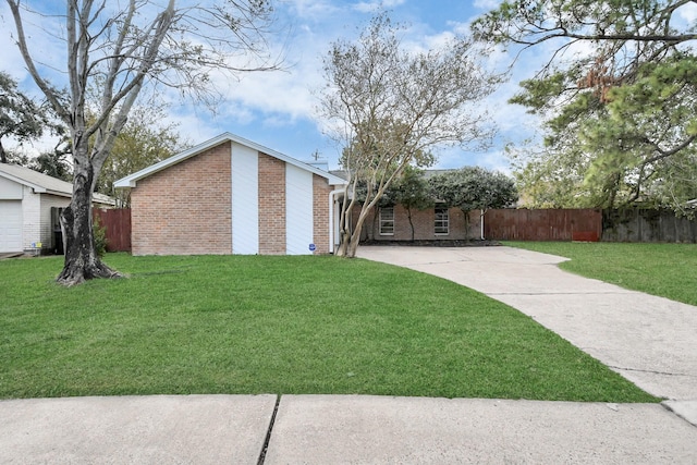 view of front of property with a front yard