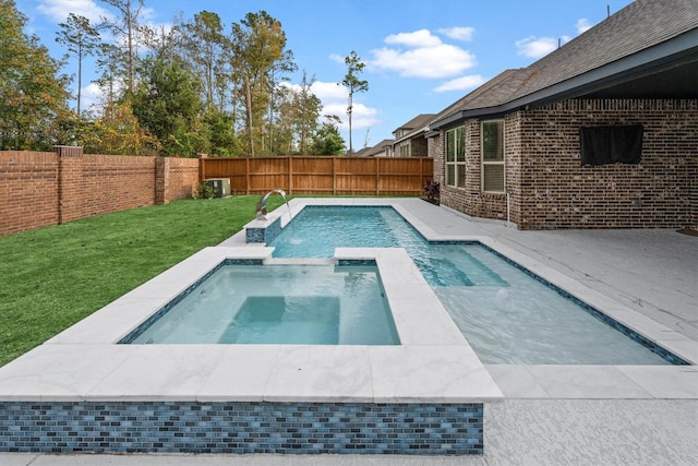 view of pool featuring an in ground hot tub and a lawn