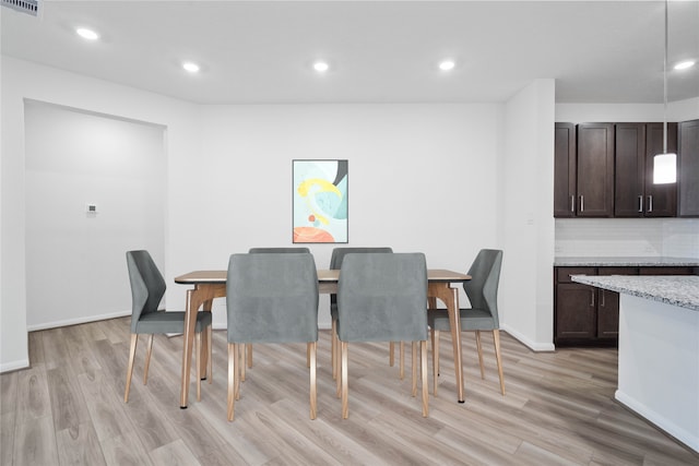 dining space featuring recessed lighting, visible vents, light wood-style flooring, and baseboards