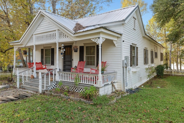 view of front of property featuring covered porch and a front lawn