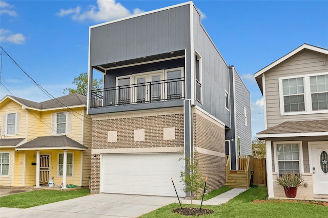 view of front facade with a garage and a front yard